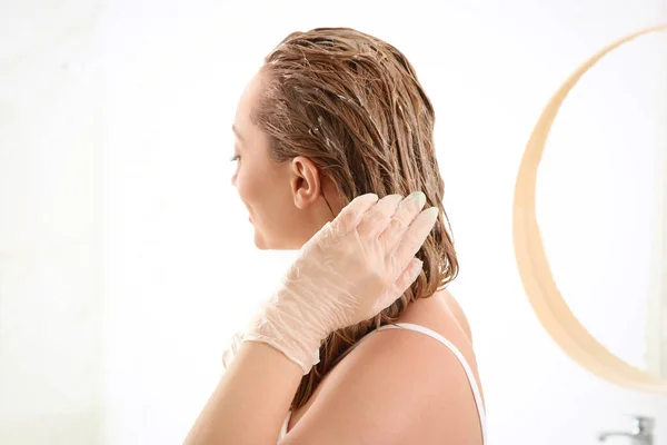 Young Woman Applying Dye Hairs Bathroom — Stock Photo, Image