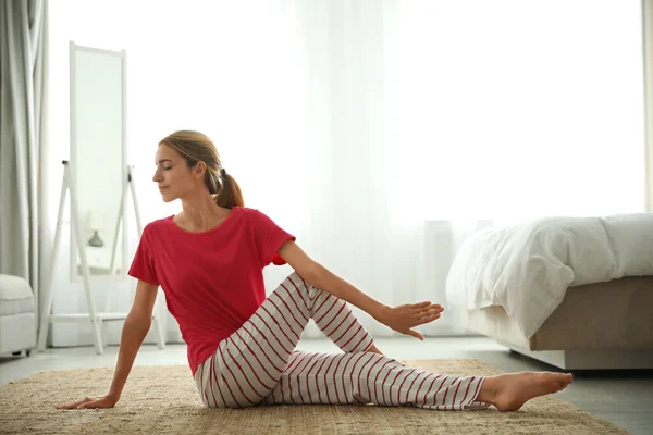 Een Jonge Vrouw Die Thuis Gymnastiek Doet Vloer Ochtendfitness — Stockfoto