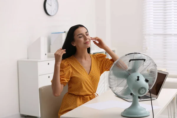 Mujer Joven Disfrutando Del Flujo Aire Desde Ventilador Lugar Trabajo —  Fotos de Stock