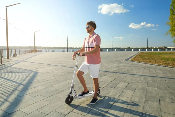 Homem Com Scooter Chute Moderno Beira Mar — Fotografia de Stock
