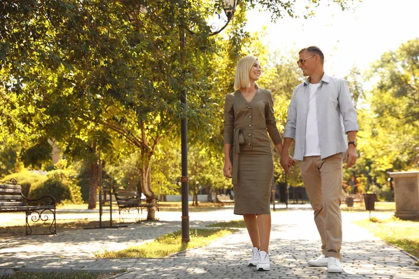 Lyckliga Par Promenader Längs Parken Sommardagen — Stockfoto
