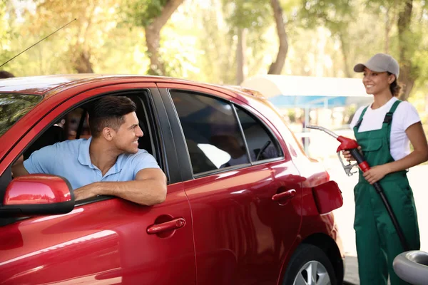 Hombre Sentado Coche Mientras Joven Trabajador Repostando Auto Moderna Gasolinera — Foto de Stock