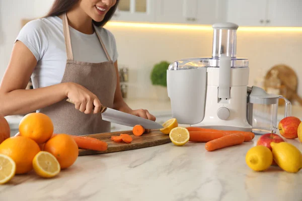 Jovem Mulher Cortando Cenoura Fresca Para Suco Mesa Cozinha Close — Fotografia de Stock