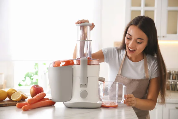 Jovem Mulher Fazendo Saboroso Suco Fresco Mesa Cozinha — Fotografia de Stock