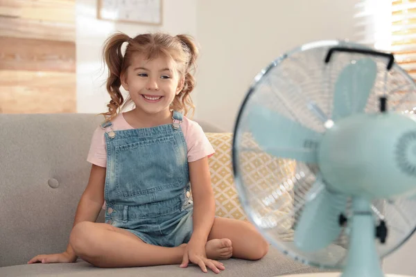 Маленькая Девочка Наслаждается Воздушным Потоком Вентилятора Диване Гостиной Летняя Жара — стоковое фото