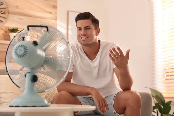 Hombre Disfrutando Del Flujo Aire Ventilador Sofá Sala Estar Calor — Foto de Stock