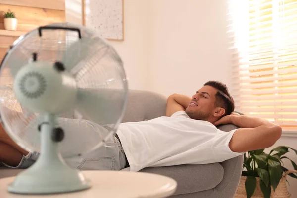Hombre Disfrutando Del Flujo Aire Ventilador Sofá Sala Estar Calor — Foto de Stock