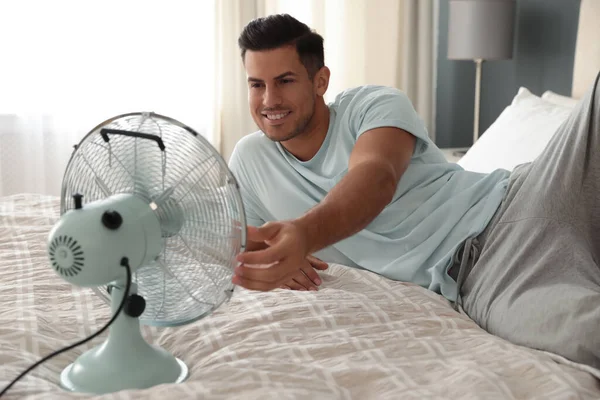 Hombre Disfrutando Del Flujo Aire Ventilador Cama Habitación Calor Verano — Foto de Stock