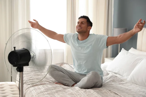 Muž Užívá Proudění Vzduchu Ventilátoru Posteli Pokoji Letní Teplo — Stock fotografie