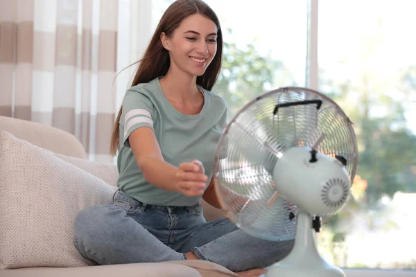 Vrouw Geniet Van Luchtstroom Van Ventilator Bank Woonkamer Zomer Warmte — Stockfoto