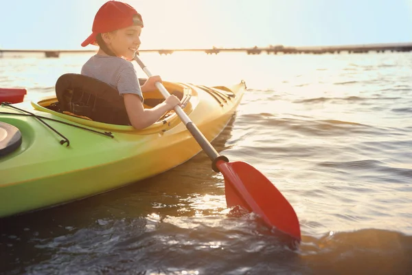 Glückliches Kleines Mädchen Beim Kajakfahren Auf Dem Fluss Aktivitäten Sommerlager — Stockfoto