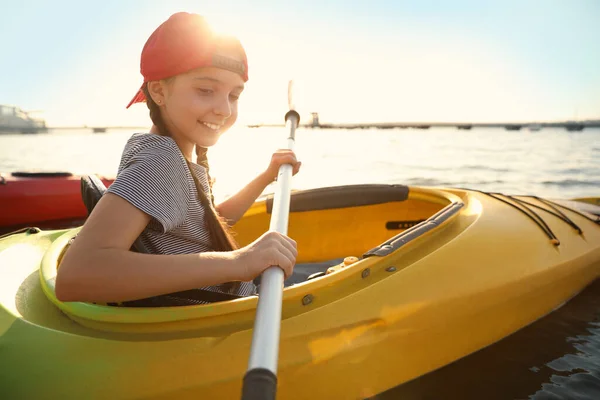 Glückliches Kleines Mädchen Beim Kajakfahren Auf Dem Fluss Aktivitäten Sommerlager — Stockfoto