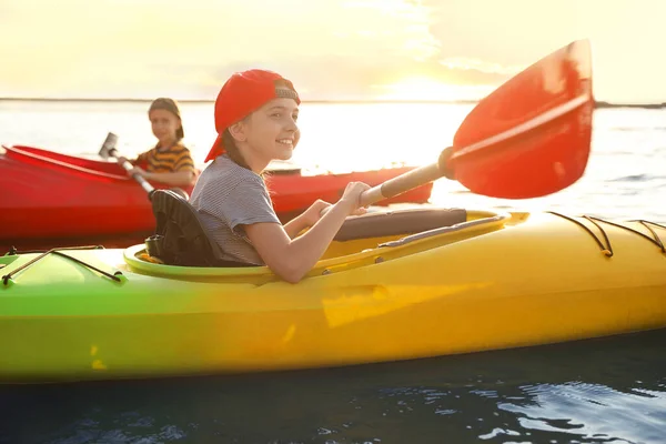 Niños Pequeños Haciendo Kayak Río Actividad Campamento Verano — Foto de Stock