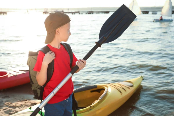 Petit Garçon Avec Pagaie Près Kayak Sur Rive Rivière Activité — Photo