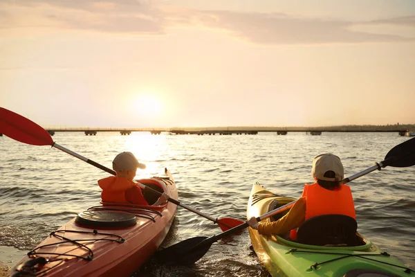 Kleine Kinder Kajak Auf Dem Fluss Rückansicht Aktivitäten Sommerlager — Stockfoto