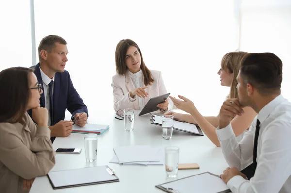 Büroangestellte Sprechen Bei Besprechung Tisch — Stockfoto