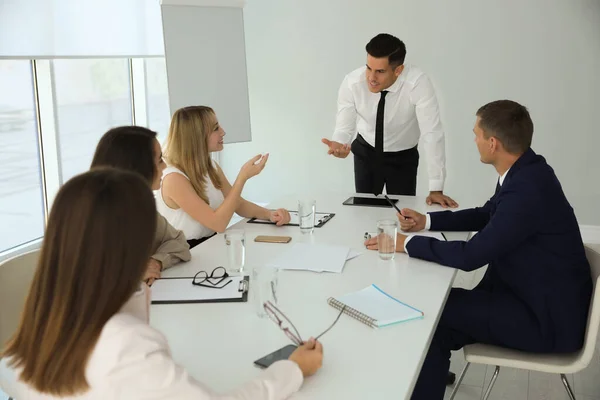 Büroangestellte Sprechen Bei Besprechung Tisch — Stockfoto