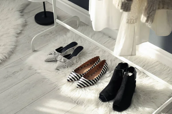 スタイリッシュな女性の靴を室内でフェイクファーのラグ インテリアデザイン — ストック写真