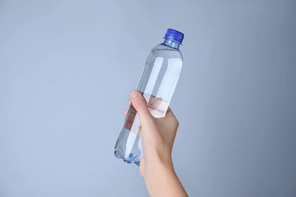 Frau Hält Plastikflasche Mit Wasser Auf Weißem Hintergrund Nahaufnahme — Stockfoto