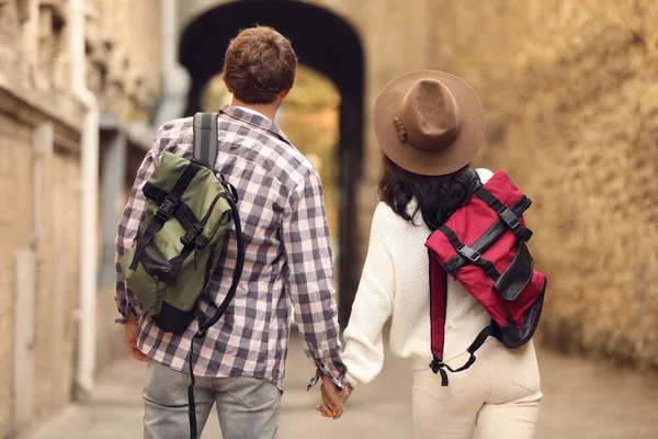 Pareja Viajeros Con Mochilas Calle Ciudad Vista Trasera — Foto de Stock