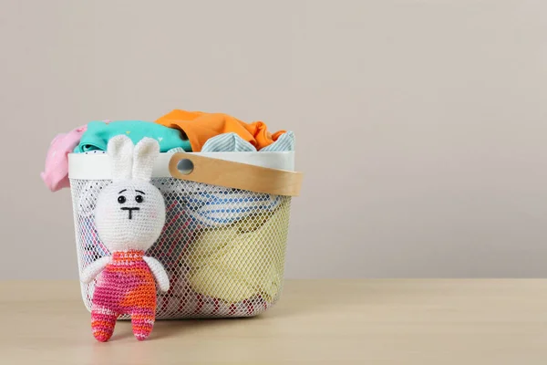 Wäschekorb Mit Verschiedenen Kinderkleidern Und Spielzeug Auf Holztisch Raum Für — Stockfoto