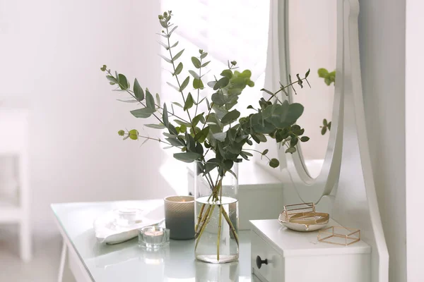 Schöne Eukalyptuszweige Auf Dem Schminktisch Zimmer Innenarchitektur — Stockfoto