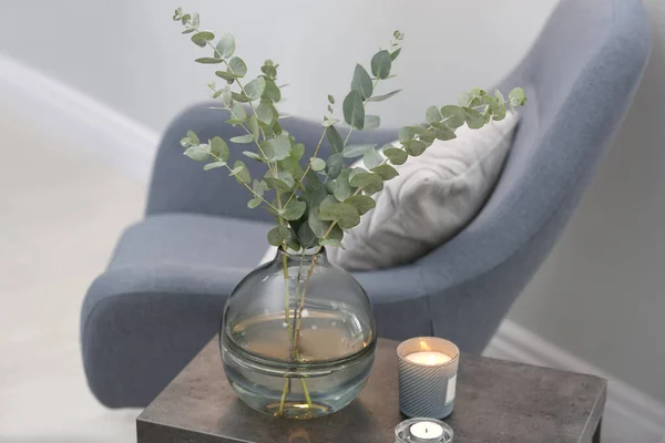 Vase Mit Frischen Eukalyptuszweigen Auf Dem Tisch Wohnzimmer Innenarchitektur — Stockfoto