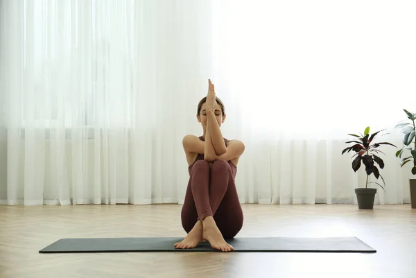 Giovane Donna Che Pratica Aquila Asana Studio Yoga Garudasana Posa — Foto Stock