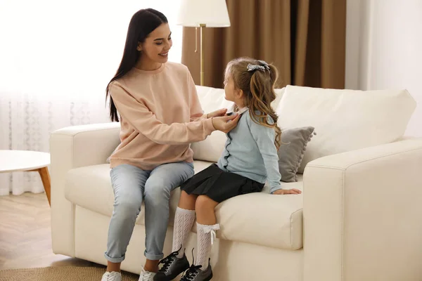 Joven Madre Ayudando Pequeño Hijo Prepararse Para Escuela Casa — Foto de Stock