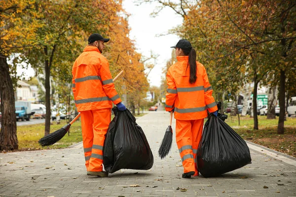 Czyściciel Ulic Miotłami Workami Śmieci Świeżym Powietrzu Jesienny Dzień Widok — Zdjęcie stockowe