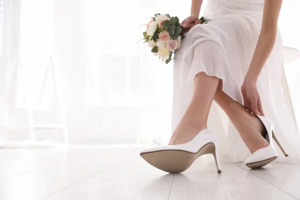 Noiva Jovem Que Põe Belos Sapatos Casamento Casa Close Espaço — Fotografia de Stock