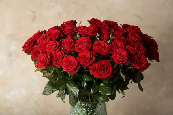 Buquê Luxo Rosas Vermelhas Frescas Fundo Bege — Fotografia de Stock
