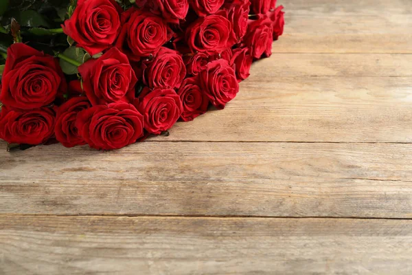 Πολυτελές Μπουκέτο Φρέσκα Κόκκινα Τριαντάφυλλα Ξύλινο Τραπέζι Χώρος Για Κείμενο — Φωτογραφία Αρχείου