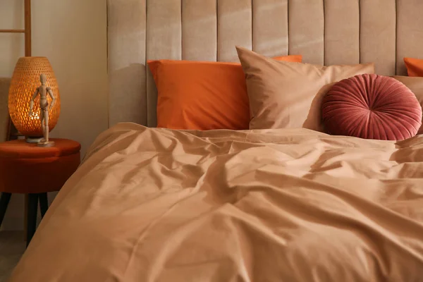 茶色のリネンと部屋の異なる枕とベッド — ストック写真