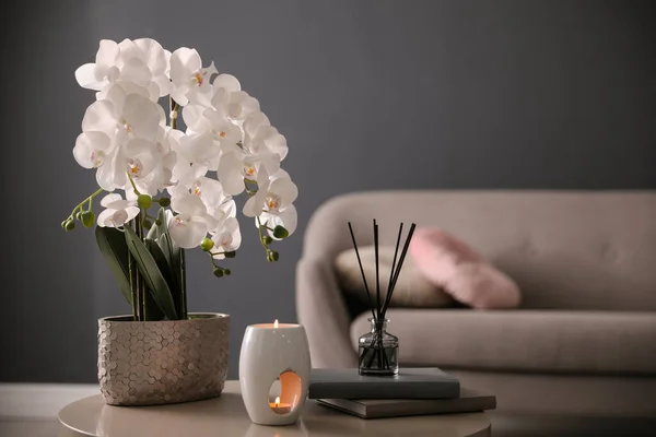 Hermosa Orquídea Velas Encendidas Ambientador Caña Aire Mesa Interior —  Fotos de Stock