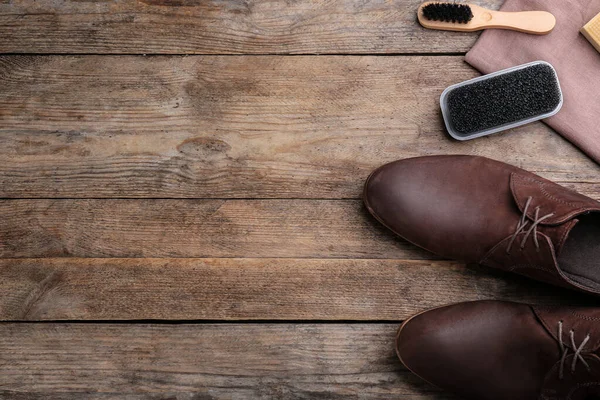 Calçado Elegante Com Acessórios Cuidado Sapatos Mesa Madeira Flat Lay — Fotografia de Stock