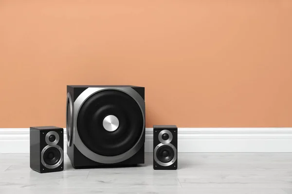 Moderno Sistema Alto Falante Áudio Poderoso Chão Perto Parede Laranja — Fotografia de Stock