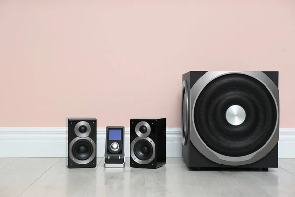 Modernes Leistungsstarkes Lautsprechersystem Auf Dem Boden Der Nähe Der Rosafarbenen — Stockfoto