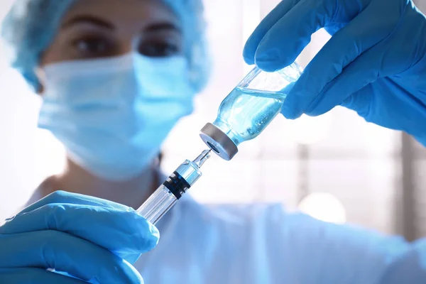 Kvinde Påfyldningssprøjte Med Vaccine Fra Hætteglas Sløret Baggrund Closeup - Stock-foto