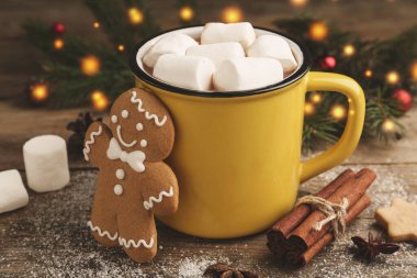 Ahşap masada nefis marşmelov kakaolu kompozisyon.