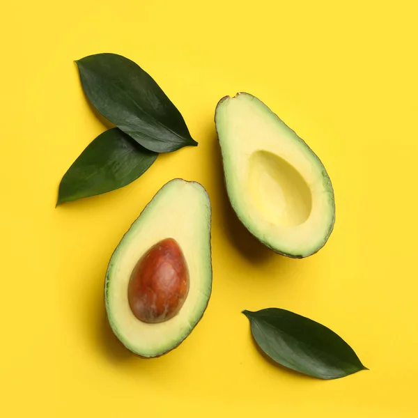 Snijd Rijpe Avocado Groene Bladeren Gele Achtergrond Plat Lay — Stockfoto