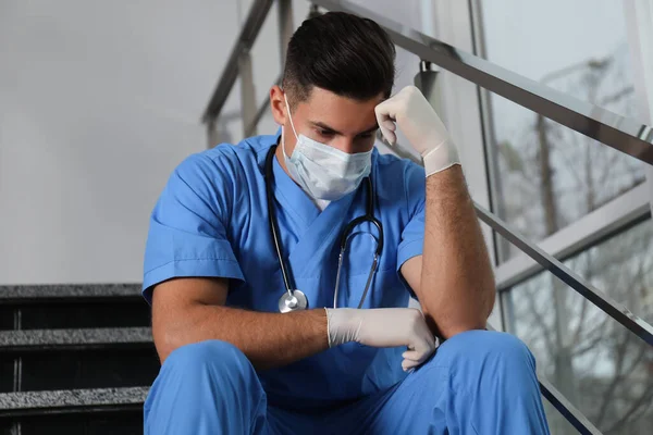 Triste Doctor Mascarilla Facial Escaleras Interiores Estrés Los Trabajadores Sanitarios — Foto de Stock
