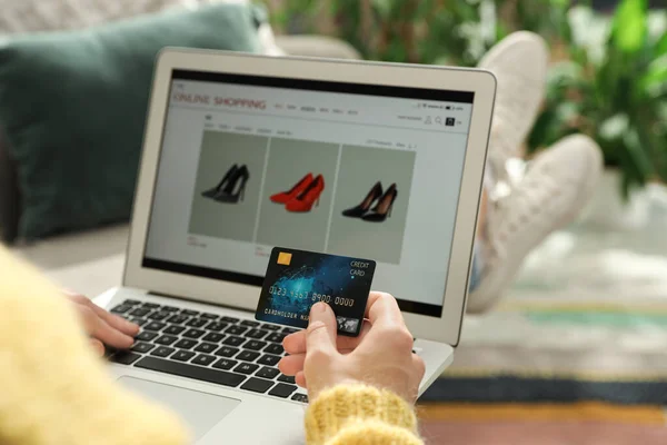 카드를 여성이 집에서 온라인 쇼핑을 랩탑을 사용하고 있습니다 — 스톡 사진