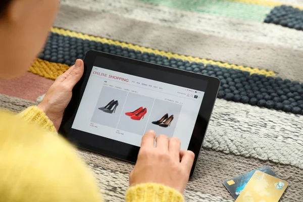 신용카드 사용자들이 위에서 온라인 쇼핑을 태블릿을 사용하고 있습니다 — 스톡 사진