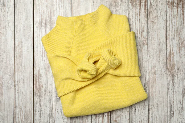 아름다운 노란색의 스웨터 — 스톡 사진