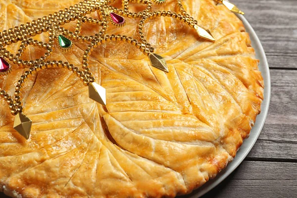 Galette Des Rois Traditionnelle Avec Couronne Décorative Sur Table Bois — Photo