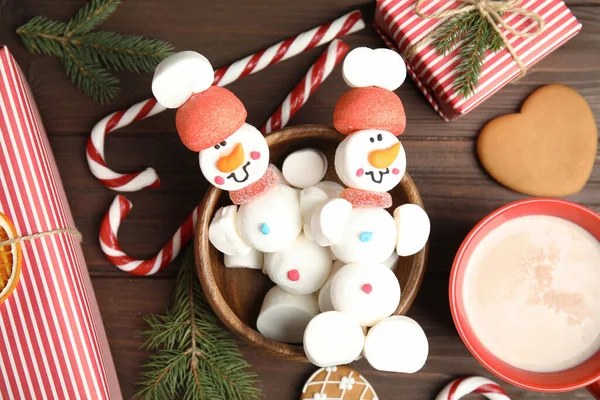 Flat Lay Composition Funny Snowmen Made Marshmallows Bowl Wooden Table — Stock Photo, Image