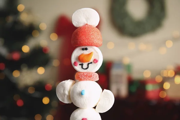 Bonhomme Neige Drôle Fait Guimauves Contre Arbre Noël Flou Gros — Photo