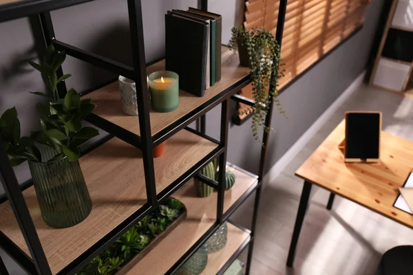 Planken Met Verschillende Decor Boeken Kamerplanten Buurt Van Grijze Muur — Stockfoto