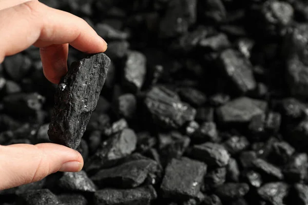 Hombre Sosteniendo Trozo Carbón Sobre Pila Cerca Espacio Para Texto —  Fotos de Stock